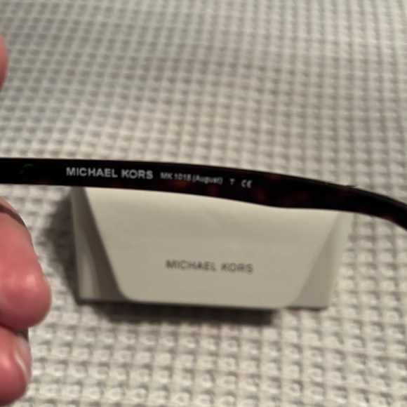 Michael Kors sun glasses - Picture 4 of 4